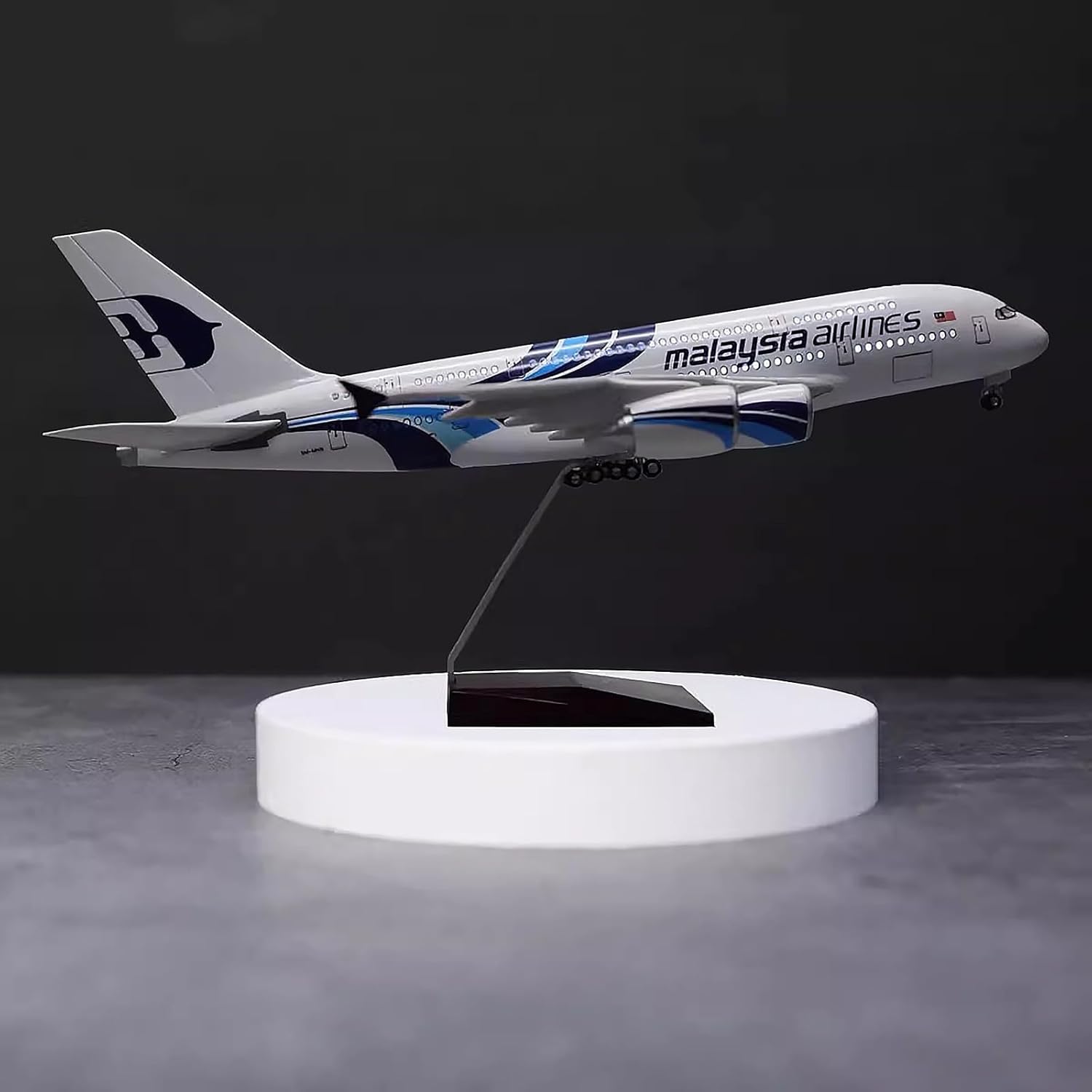 1:160 Scale Malaysia Airlines  - огляд і ціна Model Kit Simulator